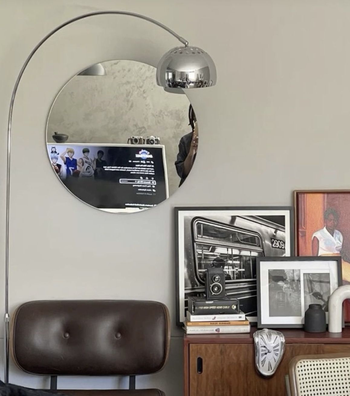 17 Jaw-Dropping Vintage Chrome Decor Ideas That'll Transform Your Living Room! - 9. Retro Chrome Wall Art 1
